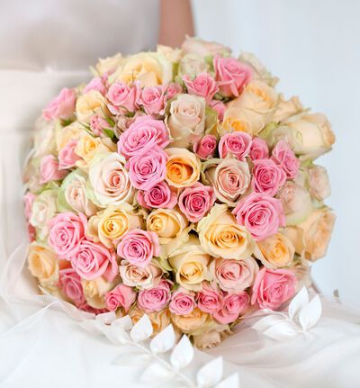 Klassisk brudebukett i fersken og rosa Klassisk brudebukett i fersken og rosa